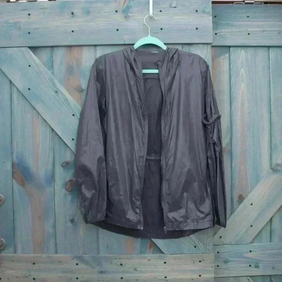 Fabletics Women's Kali Jacket
Medium Hooded Packable Lightweight Nylon Vent NWOT - Picture 2 of 6